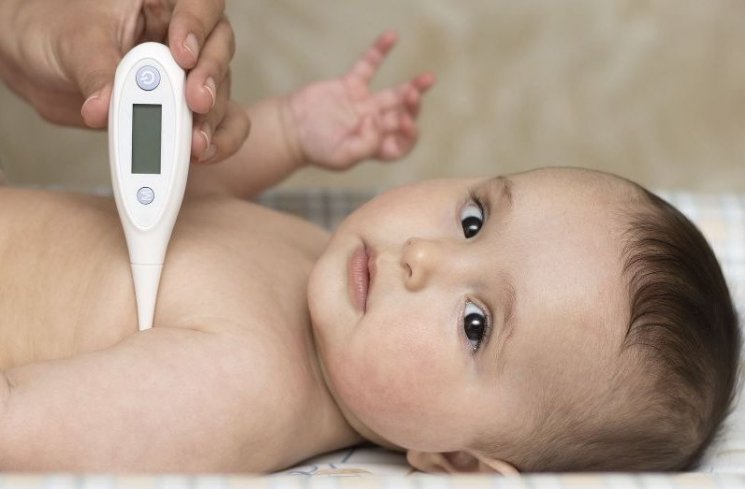 Bayi demam. (babyandchild.ae)
