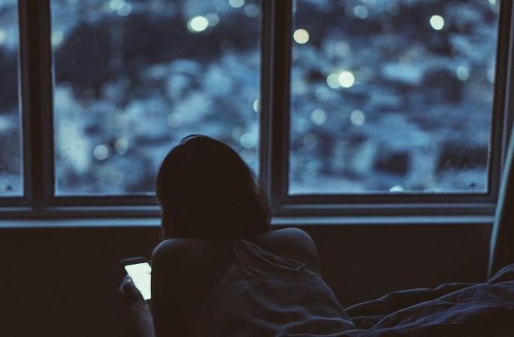 Ilustrasi bermain gadget sebelum tidur. (pixabay/StockSnap)