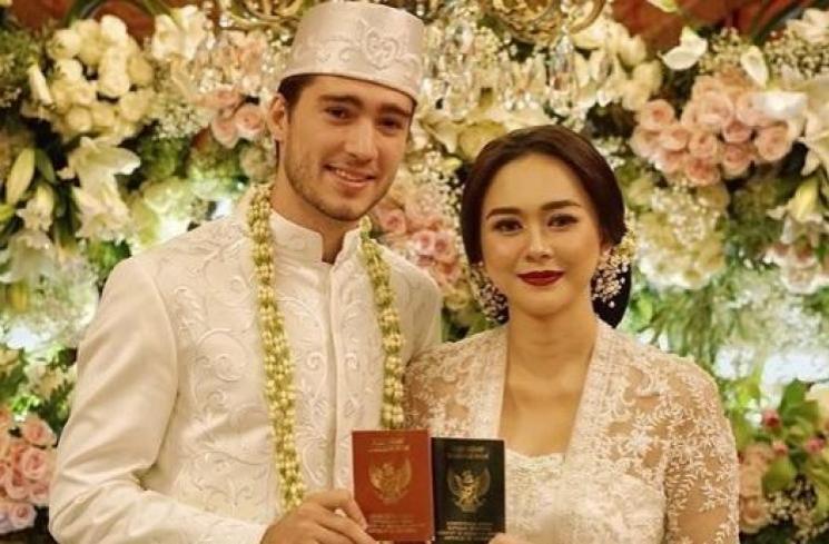 Aura Kasih saat menikah. (Instagram/@aurakasih)