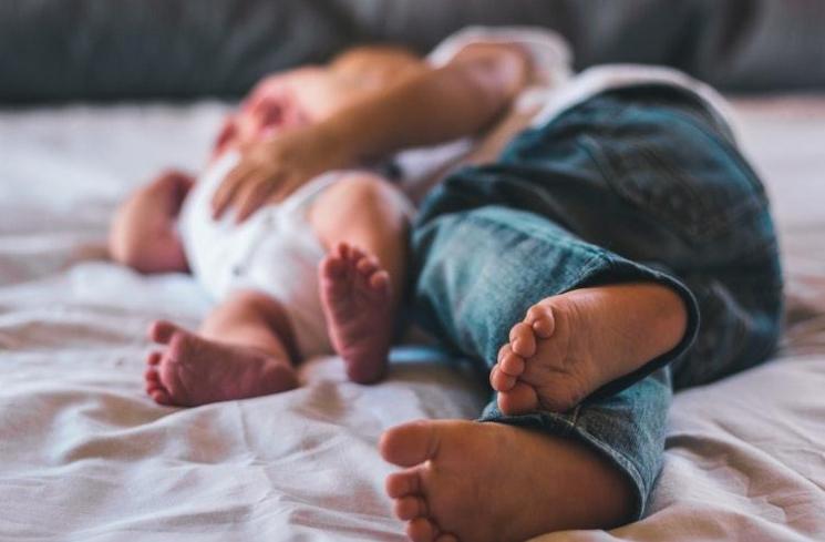 Ilustrasi bayi tidur dengan orang tua - (Unsplash/Isaac Del Toro)