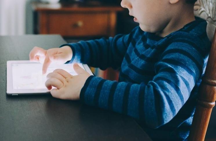 Ilustrasi anak bermain gadget - (Pixabay/StockSnap)