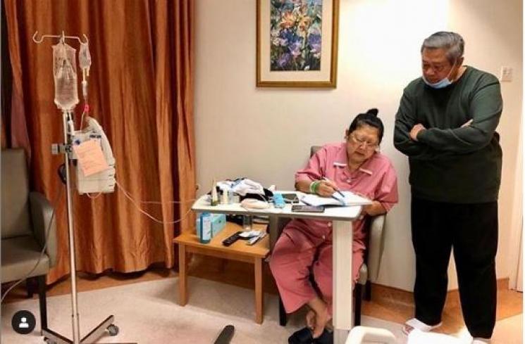 Tangkapan layar foto Ani Yudhoyono mencatat perawatan yang dijalaninnya didampingi sang suami (Instagram/@aniyudhoyono)