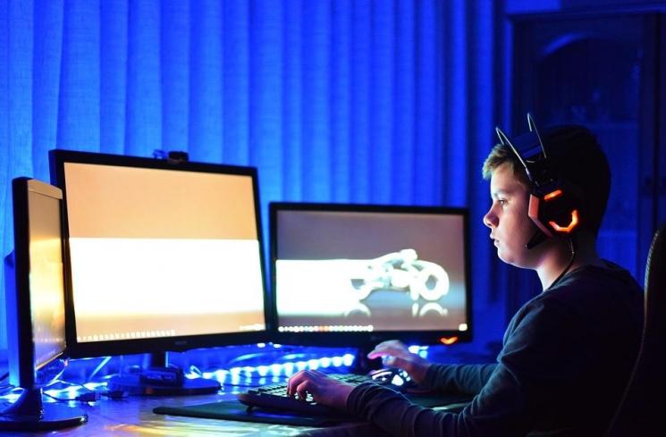 Ilustrasi bocah main online game - (Pixabay/ExplorerBob)