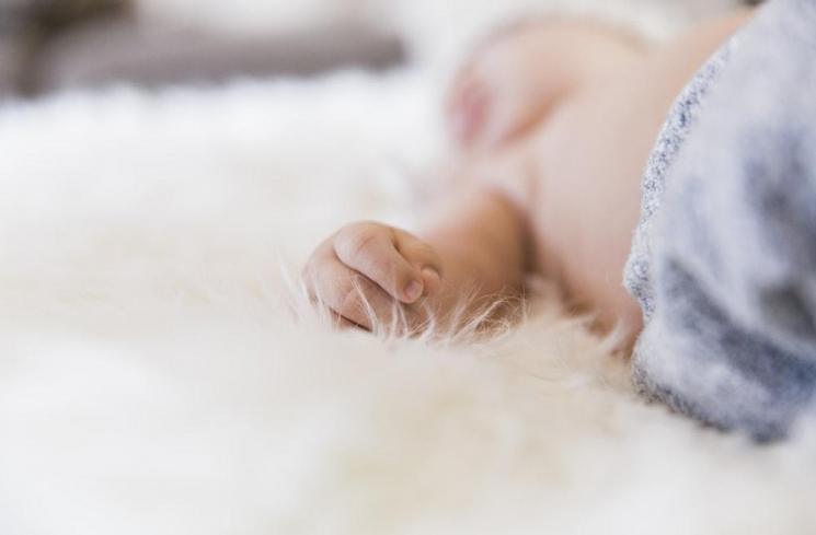 Balita 3 tahun alami sembelit berkepanjangan karena sering konsumsi cemilan salah (Unsplash/Irina Murza)