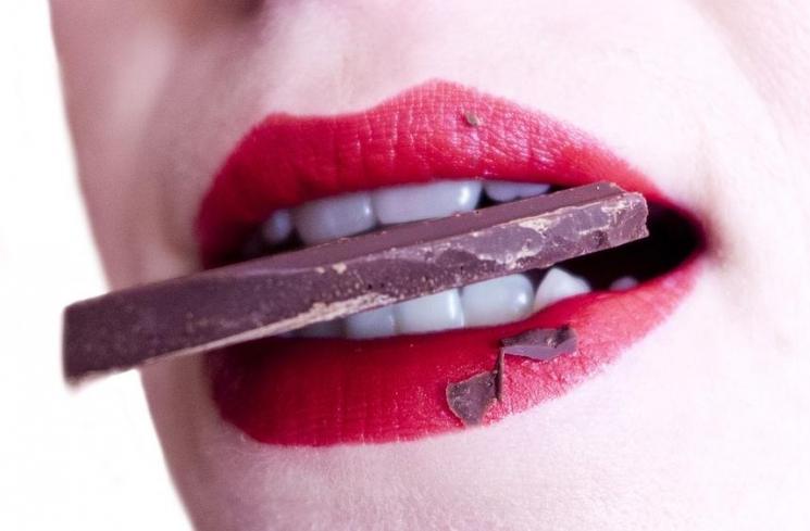 Ilustrasi makan cokelat. (Pixabay/aleksandra85foto)