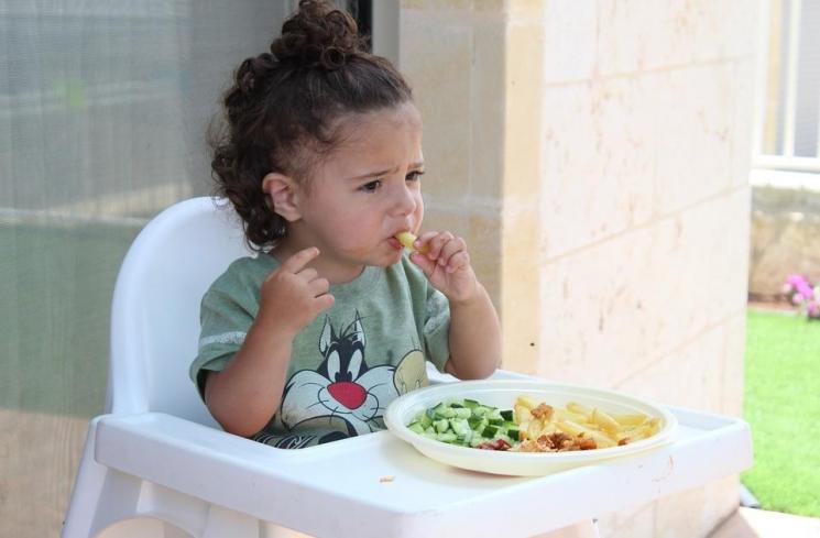 Ilustrasi anak makan. (Pixabay/avitalchn)