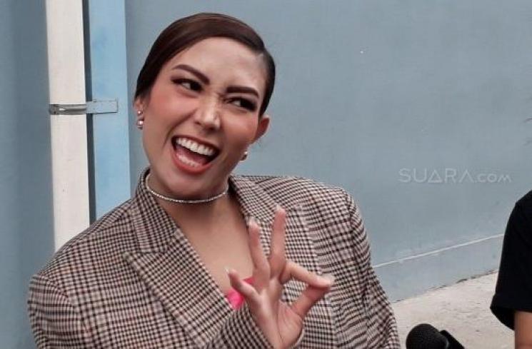 Ayu Dewi jelang persalinan (Suara.com/Wahyu Tri Laksono)